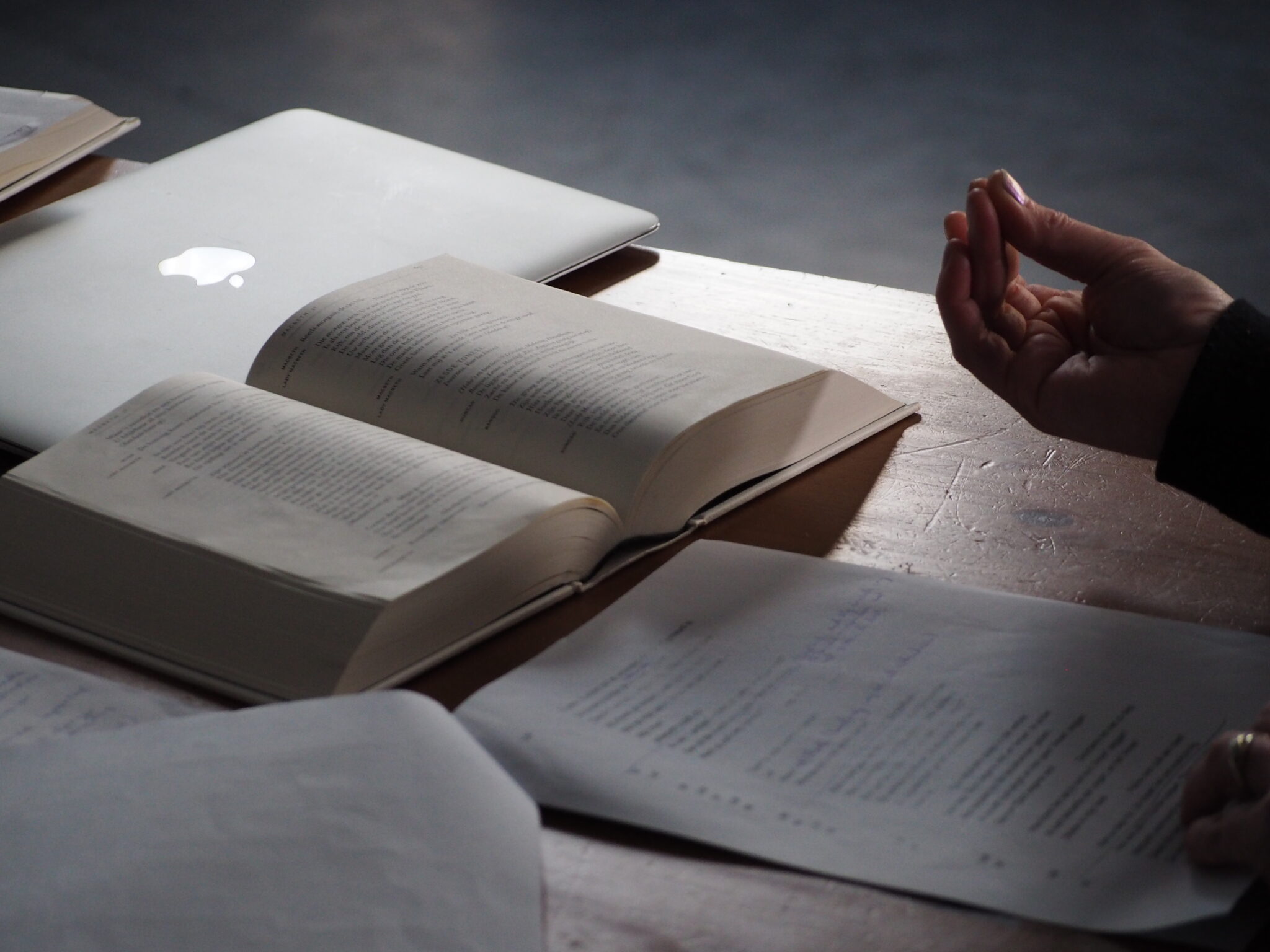 Opengeslagen boeken op tafel