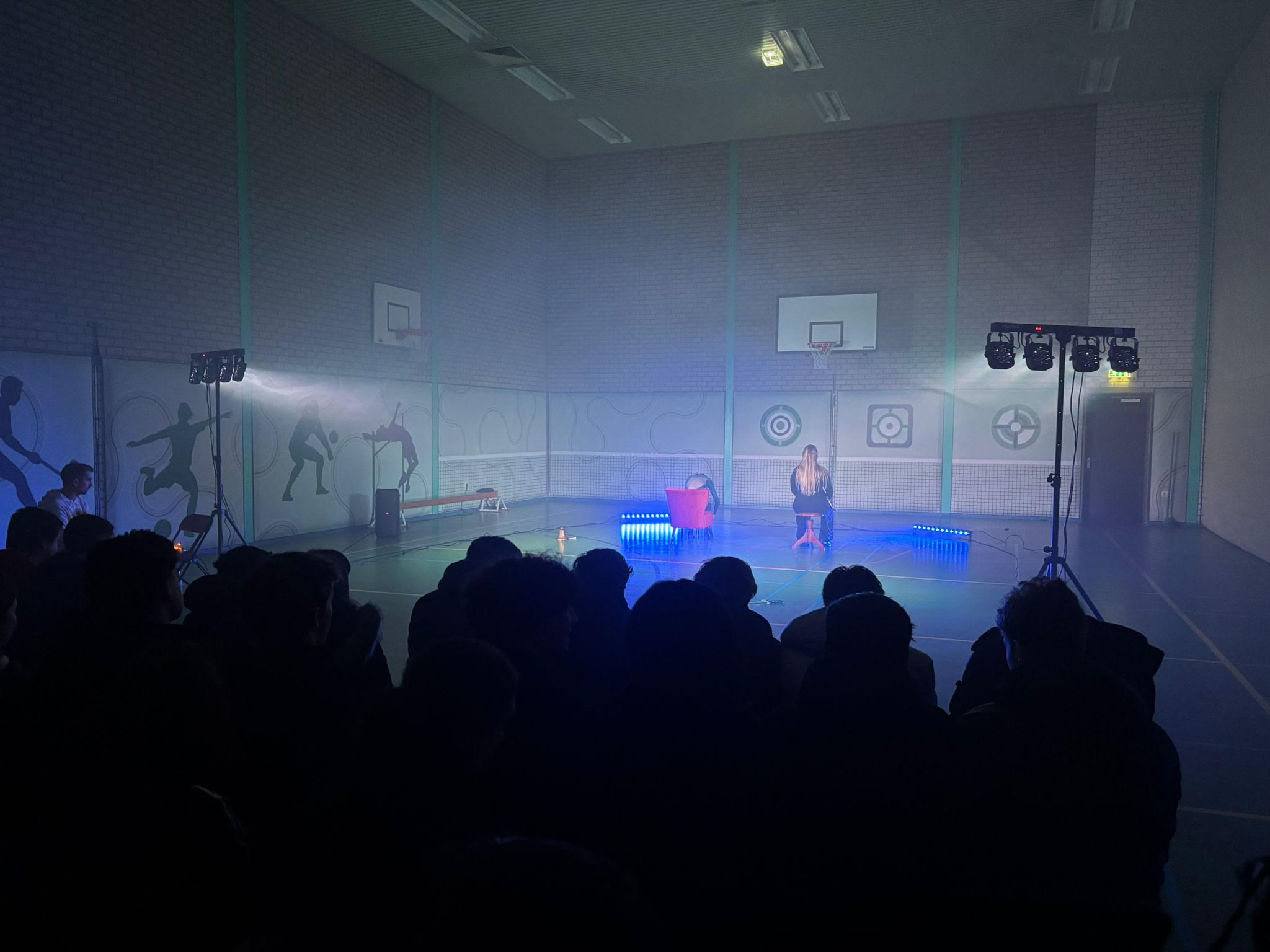 Schoolvoorstelling in een gymzaal
